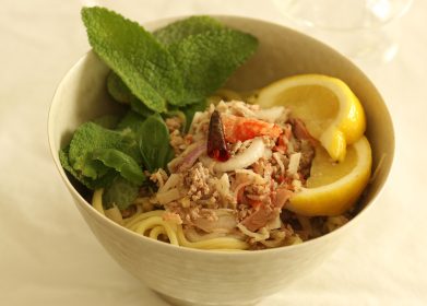 サラダがジューシーのうま味 スタミナ エスニック麺！