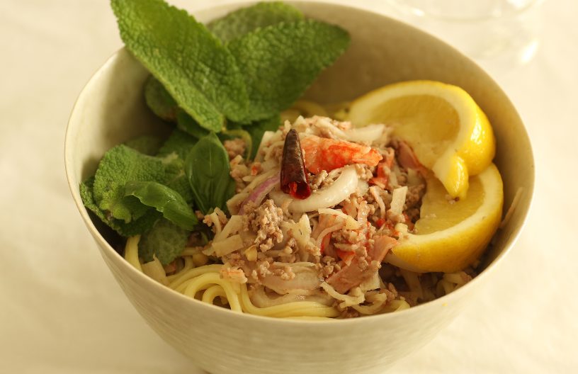 サラダがジューシーのうま味 スタミナ エスニック麺！